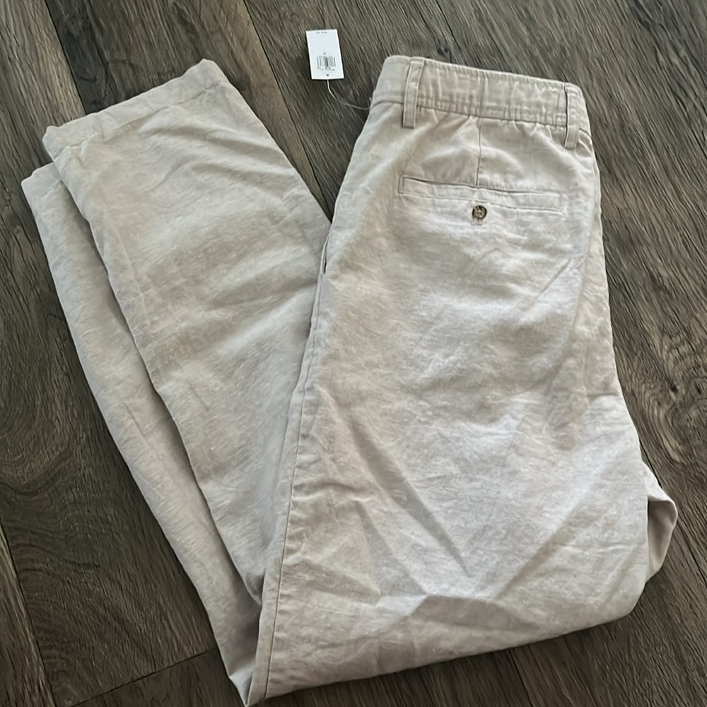 Old navy men’s loose tapered cotton/linen blend pant size medium. Never worn.NWT